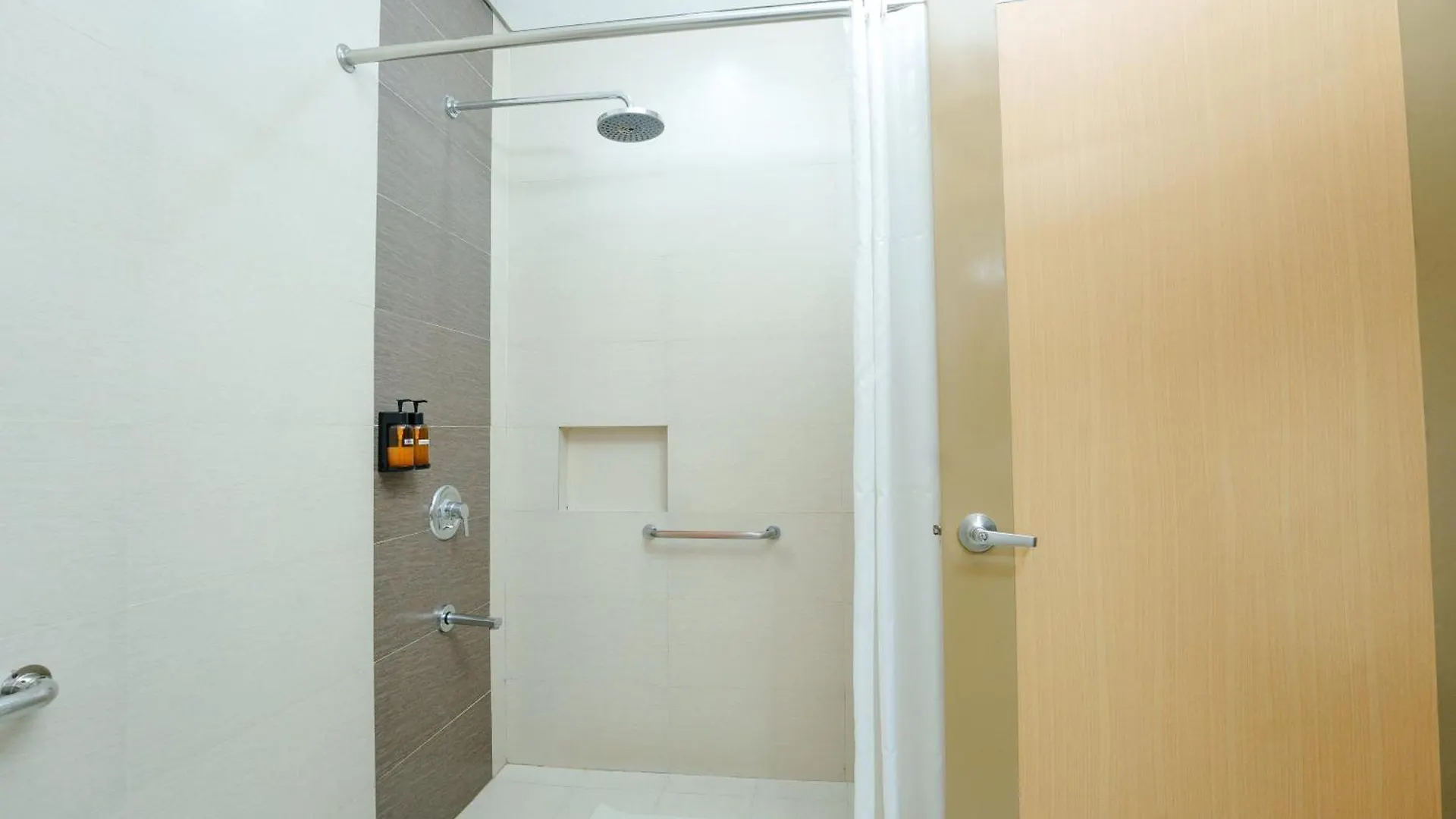 Microtel By Wyndham Davao Hotel