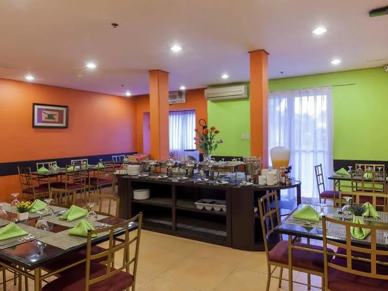 Microtel By Wyndham Davao 3*,  Filipiny