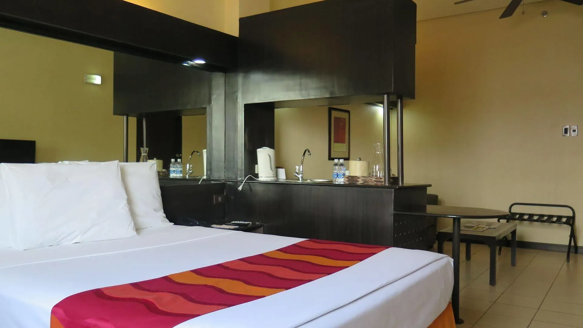 Microtel By Wyndham Davao 3*,  Filipiny